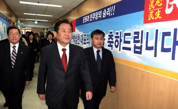 박상천 민주당 대표가 11일 통합신당모임, 국민중심당과 통합 협상을 본격 추진하겠다고 선언해 지지부진하던 범여권 통합에 시동을 걸었다. 사진은 박 대표가 지난 4일 대표로 당선된 뒤 서울 여의도 당사에 있는 대표실로 들어서는 모습이다.  김종수 기자 jongsoo@hani.co.kr