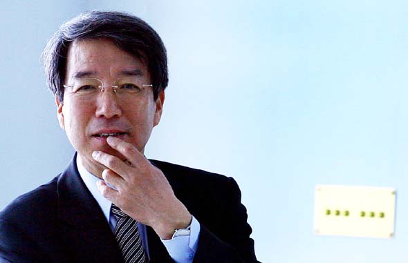 정운찬 전 서울대 총장이 지금까지의 유보적 태도에서 벗어나 정치인들과 적극적으로 만나겠다는 등 의욕적인 자세를 보여 정치권 안팎의 주목을 받고 있다. 사진은 지난 달 7일 오전 서울대에서 강의를 하는 장면이다. 연합뉴스