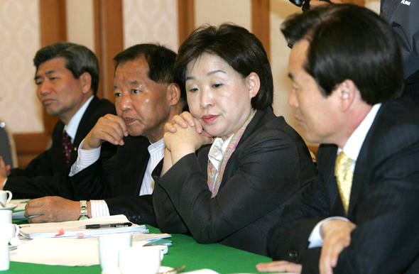 김태홍 민생정치모임 의원(왼쪽 두번째)이 12일 오전 열린 ‘한-미자유무역협정 체결에 반대하는 국회의원 비상시국회의’에서 협정 체결에 관한 국회 청문회 개최 절차에 대해 의원들에게 얘기하고 있다. 장철규 기자 chang21@hani.co.kr