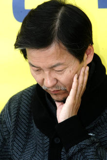 한-미 자유무역협정(FTA)을 반대하며 18일째 단식농성 중인 천정배 의원이 12일 농성장인 국회 본관 앞 천막에서 생각에 잠겨있다. 이종찬 선임기자 rhee@hani.co.kr