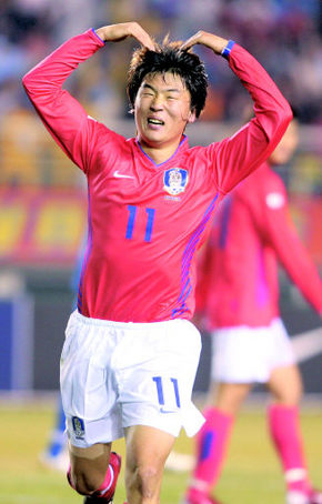 지난달 28일 안산 와스타디움에서 열린 2008베이징올림픽 축구 아시아 2차 예선 우즈베키스탄 경기에서 한동원이 두번째 골을 성공시킨 후 ‘하트 세리머니’를 하고 있다. 
연합뉴스