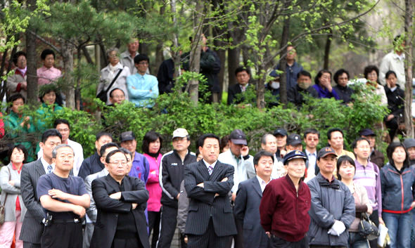지난 15일 오후 대전 서구 둔산동 수정삼거리에서 열린, 이명박 전 서울시장의 이재선 한나라당 후보 지원유세장에서 지역주민들이 이 전 시장의 연설을 지켜보고 있다. 대전/연합뉴스