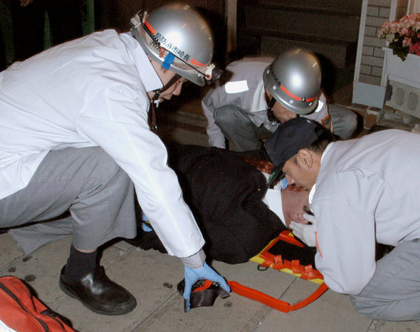 경찰이 17일 나가사키 이토 잇초 나가사키 시장이 피격당한 현장을 조사하고 있다. 나가사키/AFP 연합