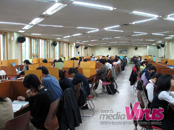 중간고사를 앞두고, 공공 도서관에 시험공부를 하는 학생들이 여기저기 눈에 띈다. ⓒ 인터넷뉴스 바이러스