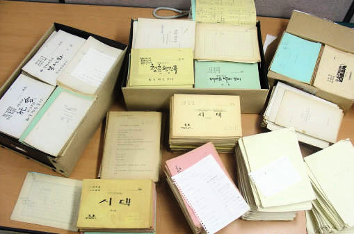 예전 드라마 등 각종 방송 대본을 자료화하는 디지털도서관 사업이 진행중이다. 한국방송작가협회가 전자 입력하기 위해 모은 방송대본 원고들.
 사진 한국방송작가협회 제공