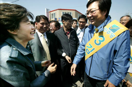 4·25 재·보선 지원유세에 나선 박근혜 전 한나라당 대표(왼쪽)가 19일 전남 무안군 무안읍의 장터를 돌다가 이 지역에서 출마한 김대중 전 대통령 차남 김홍업 민주당 후보와 우연히 만나 인사를 나누고 있다. 무안/한겨레21 류우종 기자 wjryu@hani.co.kr
