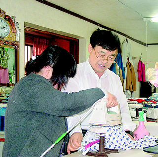 청각장애 특수학교 전원식 교사가 19일 오후 기술실에서 한 여학생에게 재단법을 가르치고 있다. 
성심학교 제공