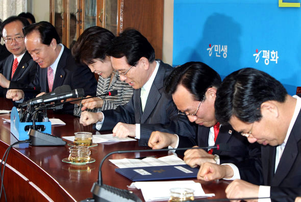 <b>수화로 인사</b> 김형오 한나라당 원내대표와 당직자들이 20일 장애인의 날을 맞아 국회에서 열린 주요당직자회의를 시작하며 수화로 “여러분 안녕하십니까?”라고 인사하고 있다. 김종수 기자 jongsoo@hani.co.kr