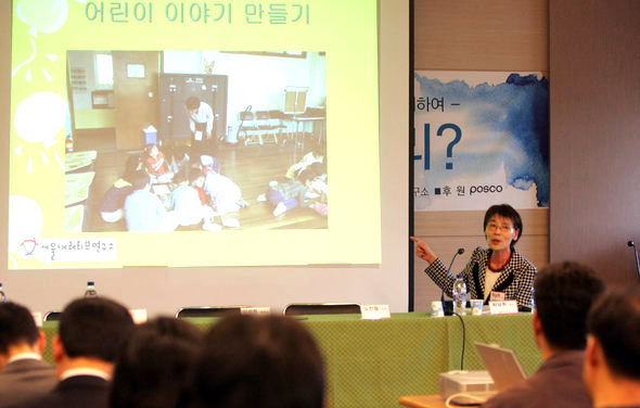 희망제작소 부설 재난관리연구소 창립기념 심포지움이 20일 오후 서울 사간동 대한출판문화회관에서 열렸다. 이 자리에 참석한 최남희 서울여자간호대 교수가 강원도 지역의 자연재난이 사람에게 미치는 영향에 관한 조사·연구 결과를 발표하고 있다. 장철규 기자 chang21@hani.co.kr