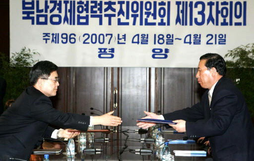 제13차 경제협력위원회 종결회의가 열린 22일 오전 평양 고려호텔에서 진동수 남쪽위원장(왼쪽)과 주동찬 북쪽 위원장이 합의문을 교환하고 있다. 평양/사진공동취재단