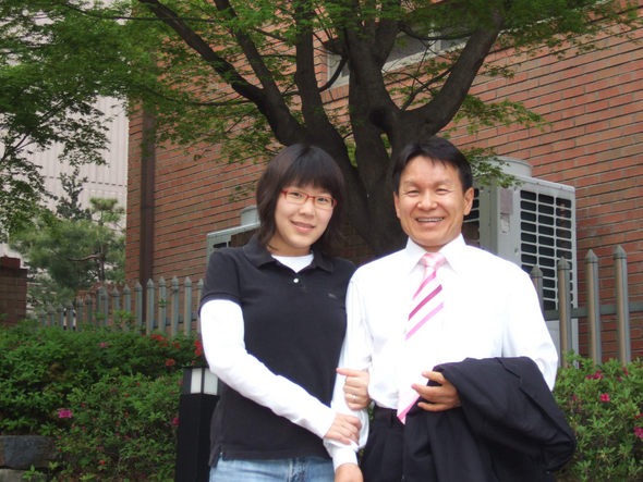 이준수씨는 자신을 낮춰 딸사랑을 실천하는 ‘눈높이 아빠’다. 이씨와 둘째 딸 그리나양의 팔짱 낀 모습이 다정하기만 하다.