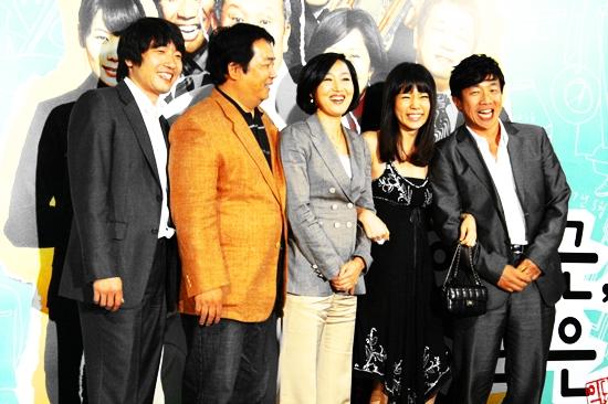 영화 <이대근, 이댁은> 출연진들. 영화 <이대근, 이댁은> 출연진들.