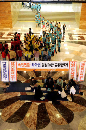 <b>외로운 목소리</b> 권영길 의원단 대표를 비롯한 민주노동당 의원들이 25일 국회 본회의장 앞에서, 국민연금법 및 사립학교법 개정안을 주고받기 처리하려는 한나라당과 열린우리당 움직임을 비판하며 이틀째 농성을 벌이고 있다. 농성장 뒤편으로 국회를 견학 온 초등학생들이 길게 줄을 서 걸어나오고 있다. 김종수 기자 <A href="mailto:jongsoo@hani.co.kr">jongsoo@hani.co.kr</A>