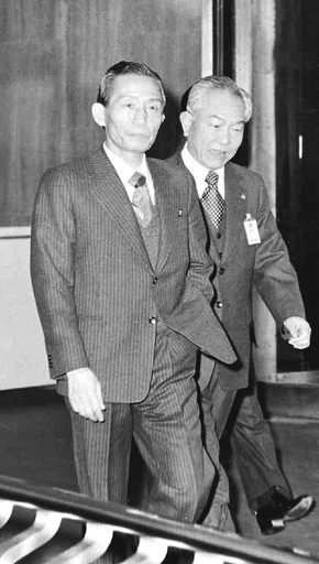 76년 2월 보사부 장관시절 박정희(왼쪽) 대통령을 수행하는 고 신현확 전 총리. 연합뉴스