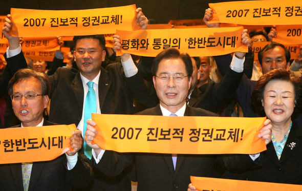 권영길 민주노동당 의원이 26일 서울 프레스센터에서 대선후보 경선출마를 선언하는 기자회견를 하는 도중 ‘진보적 정권교체’라고 구호가 적힌 팻말을 들어보이고 있다. 연합뉴스
