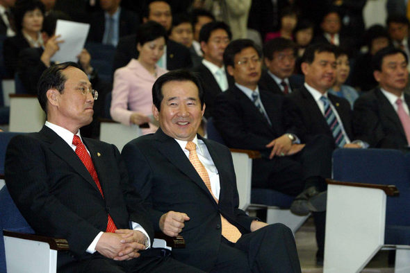 4·25 재·보궐선거 다음날인 26일 국회 본관에서 열린 열린우리당 의원총회에서 정세균 의장(앞줄 오른쪽)과 장영달 원내대표가 밝은 표정으로 회의 시작을 기다리고 있다. 김태형 기자 <A href="mailto:xogud555@hani.co.kr">xogud555@hani.co.kr</A>