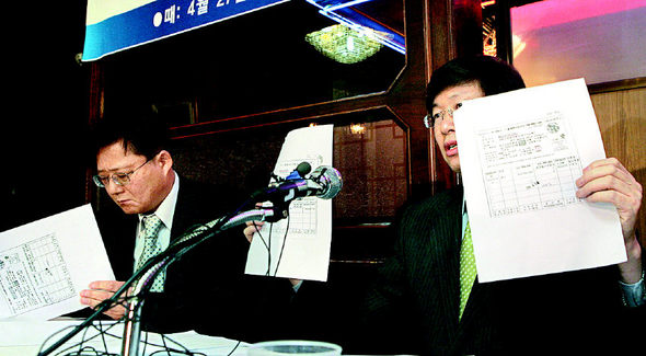 <b>“의협 가짜통장 증거입니다”</b> 의료개혁국민연대 윤철순 대표(왼쪽)가 27일 오후 서울 정동 세실레스토랑에서 연 ‘의사협회 비리 규명과 의료개혁 촉구를 위한 기자회견’에서 “의사협회가 가짜 통장을 만들었다”고 주장하며 통장 복사본을 들어 보이고 있다. 김진수 기자 <A href="mailto:jsk@hani.co.kr">jsk@hani.co.kr</A>