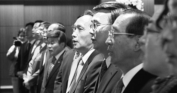 이병완 전 청와대 비서실장(가운데)이 대표를 맡은 ‘참여정부 평가포럼’이  27일 오후 서울 여의도 국민일보 사옥에서 출범식을 하고 있다. 김봉규 기자 <A href="mailto:bong9@hani.co.kr">bong9@hani.co.kr</A>