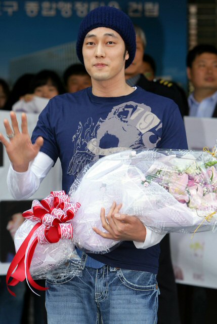 27일 오전 마포구청에서 전역신고를 마치고 건강한 모습으로 팬들과 취재진에게 인사를 하는 소지섭. (서울=연합뉴스)