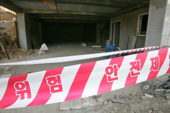 폭행장소로 알려지고 있는 청계산 등산로 입구 바로 앞에 있는 신축공사현장 주차장. 사진 이정아 기자
