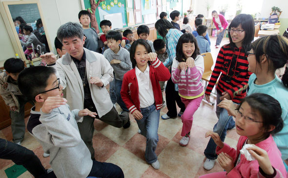 전북 부안동초등학교 이강산 교사가 26일 오후 종례시간에 교실에서 반 아이들과 함께 명상체조를 하고 있다. 부안/김경호 기자 <A href="mailto:jijae@hani.co.kr">jijae@hani.co.kr</A>