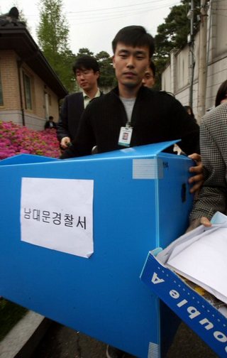 김승연회장의 아들과 관련한 폭행사건을 조사하기 위해 1일 경찰관계자들이 김승연 한화그룹 회장의 자택 앞 경비초소를 압수수색하고 압수물품을 차로 옮기고 있다. (서울=연합뉴스)