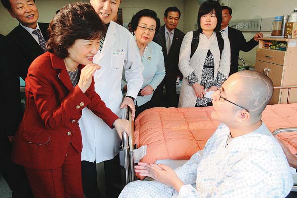 박근혜 전 한나라당 대표가 1일 인천중앙병원을 방문해 산재환자를 위로하고 있다. 연합뉴스