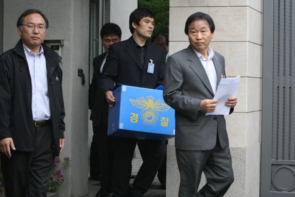 강대원　서울 남대문경찰서　수사과장(맨　오른쪽)과　수사진이　1일　오후　서울　종로구　가회동　김승연　회장　집을　압수수색한　뒤　압수　물품을　든　채　집을　나서고　있다.　박종식 기자 anaki@hani.co.kr