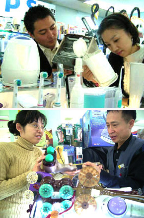 어르신에게 유용한 실속형 전동칫솔(왼쪽)과 안마기(오른쪽).