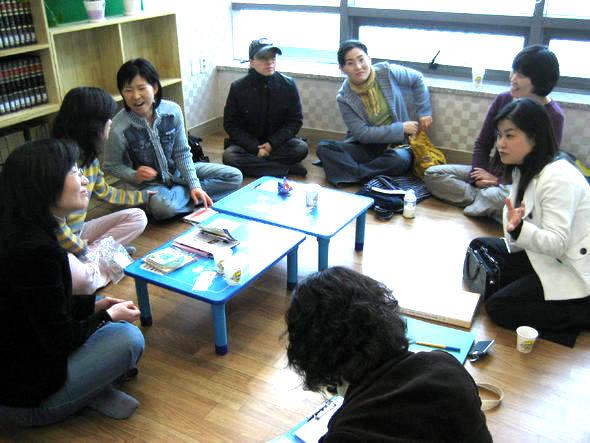 새벗도서관 신남희 관장(왼쪽)이 지난 3월 ‘희망의 작은도서관 사업’ 대상자 선정을 위해 도서관을 찾은 책읽는사회만들기국민운동 이경근 기획실장과 이야기를 나누고 있다.
책읽는사회 제공