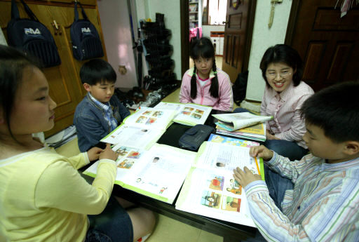 초등학교 때의 독서 습관이 평생의 독서습관을 좌우하는 경우가 많다. 초등학생들의 경우 저학년(1~2학년), 중학년(3~4학년), 고학년(5~6학년)으로 나눠 해당 시기의 특성에 맞는 독서와 글쓰기 지도가 필요하다. 특히 저학년의 경우에는 부모와의 정서적 교감이 습관 형성에 절대적인 영향을 미친다.<한겨레 자료사진>