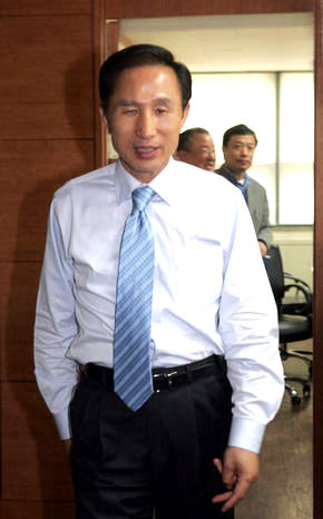 이명박 전 서울시장이 6일 서울 견지동 안국포럼 사무실에서 정책팀으로부터 중소기업 지원방안을 보고받은 뒤 사무실을 나오고 있다. 김종수 기자 <A href="mailto:jongsoo@hani.co.kr">jongsoo@hani.co.kr</A>
