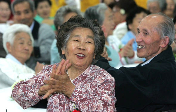 서울 동작·관악 적십자 봉사관에서 열린 ‘어버이날 효잔치’