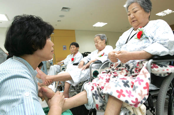 서울 중랑구 망우동에 있는 서울시립 북부노인병원 간호사들이 어버이날을 맞아 입원 중인 나이든 환자들의 발을 씻기고 있다