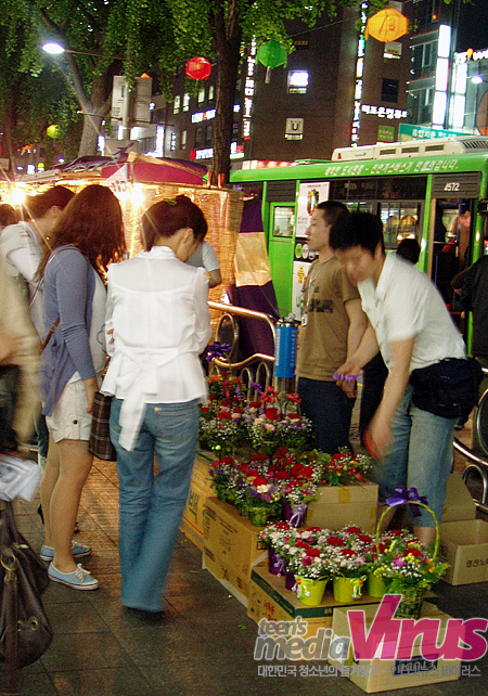 경제적 여유가 있다면 꽃과 함께 부모님이 좋아하시는 떡이나 옷 등 선물도 곁들이면 더욱 좋다. ⓒ 인터넷뉴스 바이러스