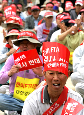 양돈 농민 5천여명이 9일 오후 경기도 과천 정부청사 앞에서 미국산 돼지 수입에 반대하는 ‘한-미 에프티에이 반대 전국 양돈인 총궐기대회’를 열고 있다. 과천/이정아 기자 <A href="mailto:leej@hani.co.kr">leej@hani.co.kr</A>