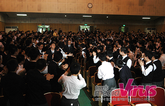 서울고 제5회 졸업생 이순재씨가 강당으로 들어서자 학생들이 박수를 치며 반겼다. ⓒ 인터넷뉴스 바이러스