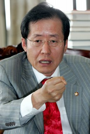 한나라당 홍준표 의원이 10일 국회에서 강재섭 대표가 제시한 새 경선규칙 중재안에 대해 문제점을 지적하고 있다. 홍 의원은 지난해 당 혁신위원장으로 현행 경선룰을 만들었다. 2007-05-10 (서울=연합뉴스)