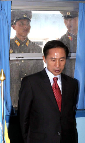 경기도 파주 판문점공동경비구역을 방문한 이명박 전 서울시장이 11일 오전 판문점 군사회담장 안에서 남쪽 군인들의 브리핑을 듣는 동안 북쪽 군인들이 유리창을 통해 회담장 안을 들여다보고 있다. 파주/김태형 기자 <A href="mailto:xogud555@hani.co.kr">xogud555@hani.co.kr</A>