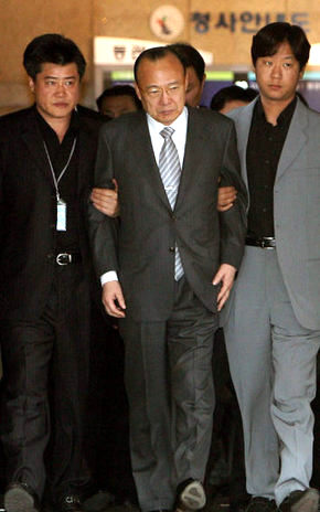 술집 종업원 보복폭행 사건으로 구속영장이 청구된 김승연 한화그룹 회장이 11일 오전 영장 실질심사를 마친 뒤 서울중앙지방법원을 나서고 있다. 강창광 기자<A href="mailto:chang@hani.co.kr">chang@hani.co.kr</A>