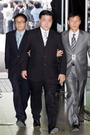 구속영장이 청구된 진아무개 한화그룹 경호과장이 11일 오전 영장 실질심사를 받으러 서울중앙지방법원으로 들어서고 있다. 이정아 기자 leej@hani.co.kr