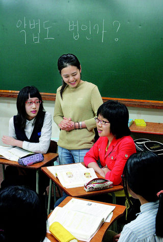 ‘악법도 법인가’라는 주제를 놓고 9일 오후 서울 마포구 성산동의 한 중학생 논술학원에서 학생들이 토론을 벌이고 있다. 이정아 기자 <A href="mailto:leej@hani.co.kr">leej@hani.co.kr</A>