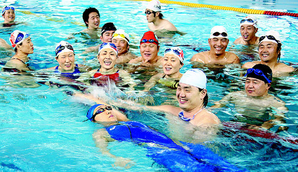12일 오후 충남 서산학생수영장에서 박재만 강사와 조를 이뤄 배영 시범을 보이던 차미라(전신수영복 입은 이) 강사가 물을 먹자 성인반 수강생들이 웃음을 터뜨리고 있다.