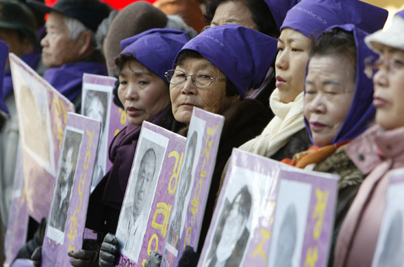 지난해 1월 5일 민주화실천가족운동협의회 회원들이 서울 종로 탑골공원 앞에서 지난 1993년 시작해 13년째 600회 목요집회를 열고 있다. 김정효 기자 hyopd@hani.co.kr