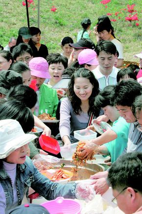 무소유 공동체 산안마을 주민과 어린이들이 5일 경기도 화성시 경기도사격훈련장에서  ‘거저축제’를 열어 각자 가져온 재료를 한 데 모아 만든 비빔밥이 완성되기를 즐거운 표정으로 기다리고 있다. 화성/이정아 기자 leej@hani.co.kr