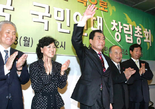 지난해 8월28일 ‘희망한국 국민연대’(희망연대) 발기인 총회에서 고건 전 국무총리와 함께 양현수 충남대 총장(맨 오른쪽)이 공동대표로 선출된 뒤 단상에서 인사를 나누고 있다. 이종찬 기자 rhee@hani.co.kr