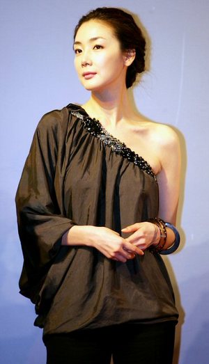 최지우, 3년만에 안방극장 복귀 - 14일 오후 용산 CGV에서 열린 MBC 16부작 주말특별드라마 ‘에어시티’(연출 임태우,극본 이선희) 시사회 전 무대인사에 나온 주연배우 최지우. (연합뉴스) 최지우, 3년만에 안방극장 복귀 - 14일 오후 용산 CGV에서 열린 MBC 16부작 주말특별드라마 ‘에어시티’(연출 임태우,극본 이선희) 시사회 전 무대인사에 나온 주연배우 최지우. (연합뉴스)