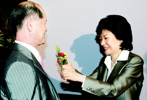 박근혜 전 한나라당 대표가 15일 낮 스승의 날을 맞아 서울 여의도의 한 음식점에서 마련한 현장교사 간담회에서 참가 교사에게 카네이션을 달아주고 있다. 
사진공동취재단