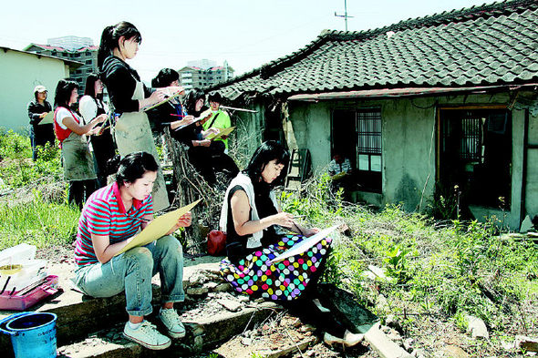 목원대 학생들이 학교주변 마을을 찾아 스케치하고 있다.