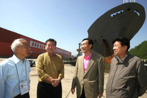 김효순 <한겨레> 대기자(왼쪽부터), 문정인 국제안보대사, 이봉조 통일연구원장, 강재홍 한국교통연구원장이 17일 남포시 영남 배수리공장에서 남북 경협 방안들을 이야기하고 있다. 남포/김종수 기자 jongsoo@hani.co.kr